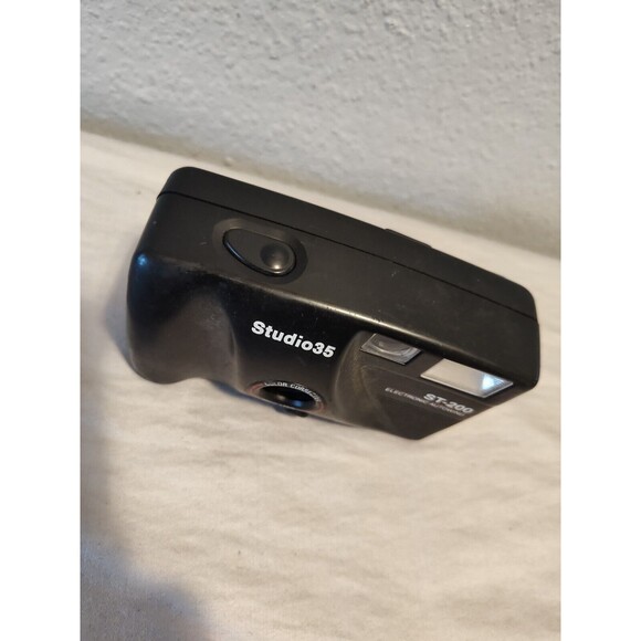 Studio 35 ST-200 Point & Shoot Reusable Camera w/Flash Black For Parts No Test - Picture 4 of 16
